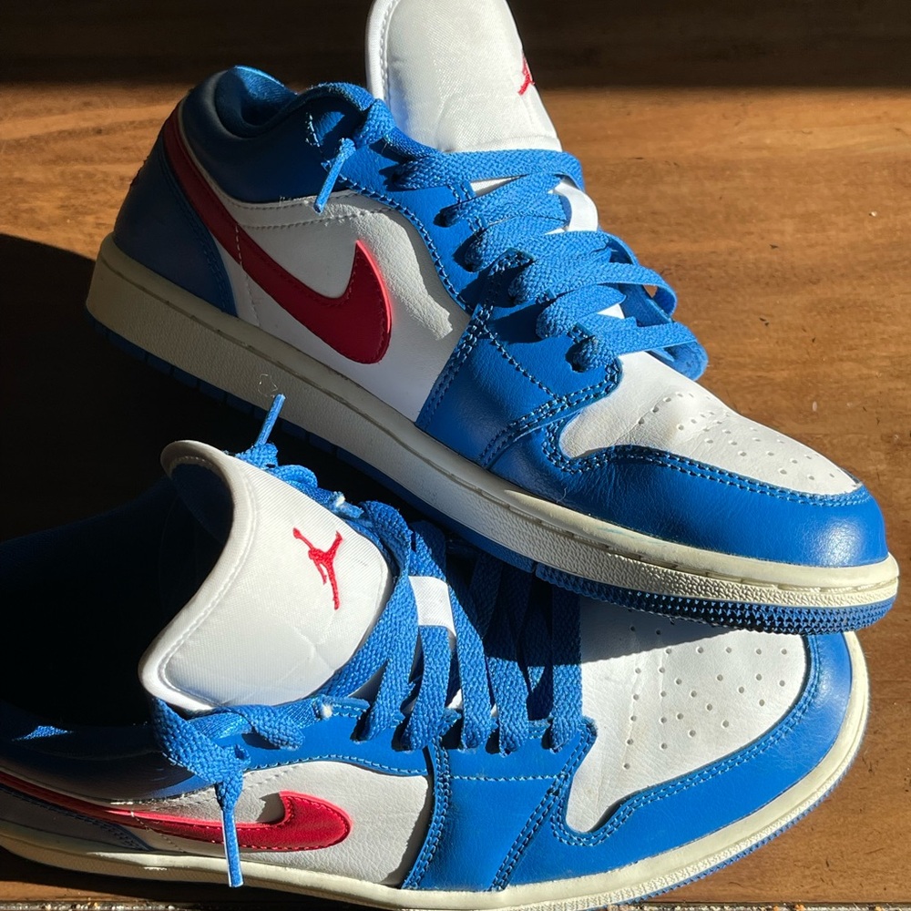 Nike Low-Top Sneakers in White, Blue & Red